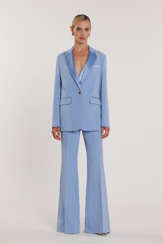 Giacca SATYNE maniche lunghe con un bottone patte più revers e inserti in raso più spilla