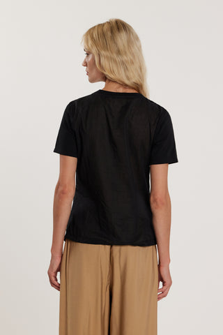 T-Shirt FIRSTY maniche corte con pieghe sul fianco più spilla logo strass asimmetrica