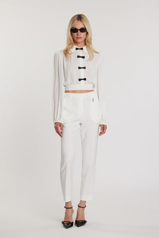 Blusa JANETTE corta maniche lunghe con fiocchi più ciondolo logo più apertura con pannello sulla schiena