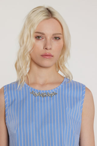 Blusa MERIL smanicata con apertura più fiocchi sulla schiena più applicazioni gioiello più balza fondo righe