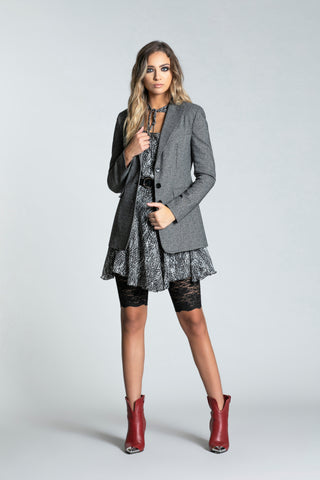 AVENTUR short long-sleeved dress with frills and opening with fancy laces. Pythonata