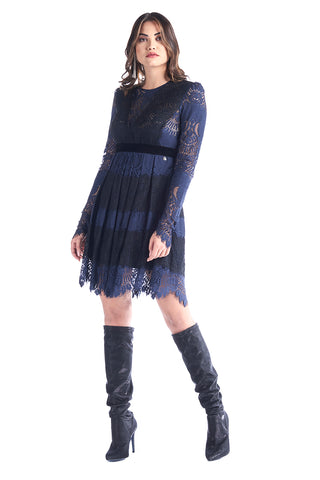 Abito corto in pizzo blue con balze apertura sulla schiena fascia