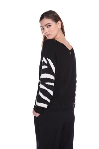 SATIWA long-sleeved double v-neck sweater with large animal print jacquard and rhombus