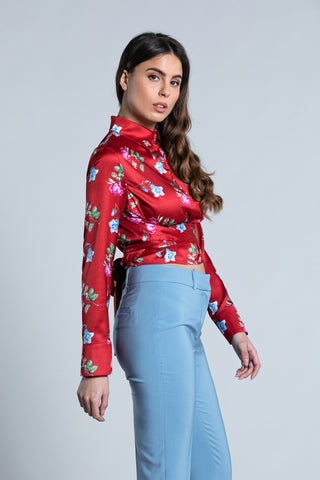 IMOTI_A short, long-sleeved blouse with front drop and fan belt. Flowers