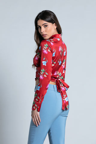 IMOTI_A short, long-sleeved blouse with front drop and fan belt. Flowers