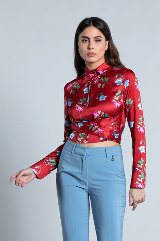 IMOTI_A short, long-sleeved blouse with front drop and fan belt. Flowers