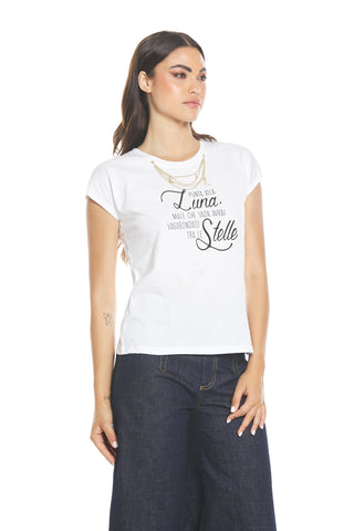 HERA half-sleeved t-shirt with relief print and necklace